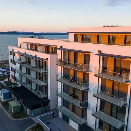 Lakeside Apartment *